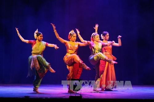 Une danse traditionnelle présentée par des jeunes artistes indiens. Photo: VNA.