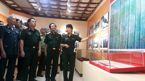 Des représentants lors de l'exposition. Photo: Hanoimoi.