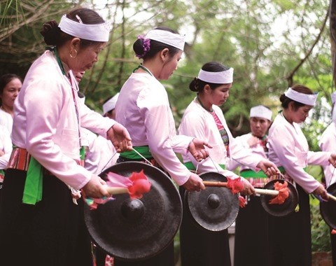 Les Muong utilisent une grosse baguette en bois pour jouer du gong, tandis que les habitants du Tây Nguyên se servent de leurs mains.
