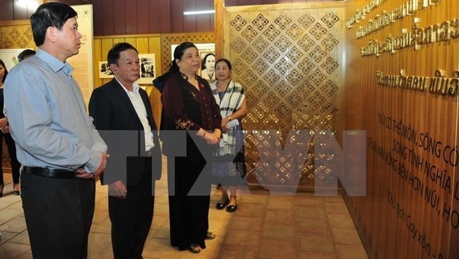 La Vice-Présidente permanente de l’AN, Tong Thi Phong, rend visite à l’exposition du site historique révolutionnaire Vietnam-Laos. Photo : hcmcpv.org.vn