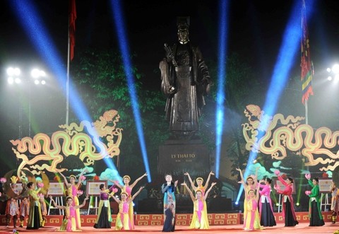 Un programme artistique au pied du monument du Roi Ly Thai Tô au cœur de la capitale de Hanoi. Photo: hanoimoi.com.vn.