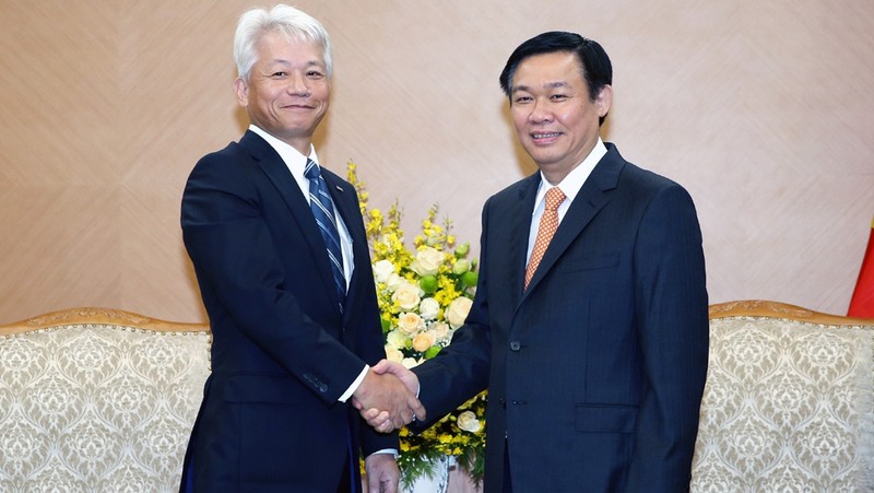 Le Vice-PM vietnamien, Vuong Dinh Huê (à droite), et le PDG de la SMBC pour Asie-Pacifique, Ryuji Nishisaki. Photo: daidoanket.