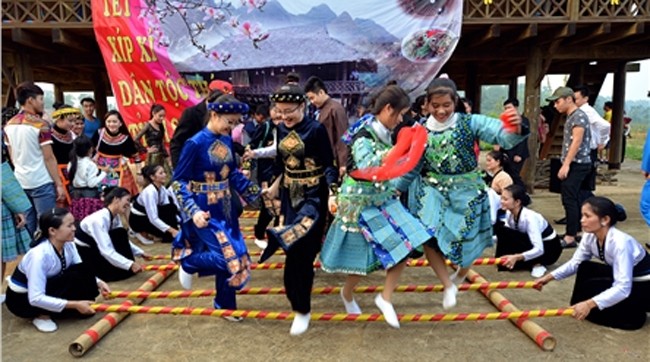 Un numéro de la danse «sap» au Village culturelle et artistique des ethnies du Vietnam à Dông Mô. Photo: NDEL.