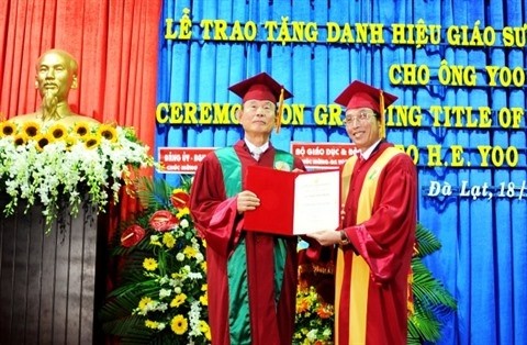 Yoo Tae-hyun (à gauche) s’est vu attribuer le titre de Professeur honoris causa pour ses contributions au développement de l’Université de Dà Lat. Photo: TT/CVN.