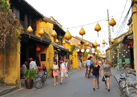 Des touristes dans la vieille ville de Hôi An, province de Quang Nam (au Centre). Photo: VNA.
