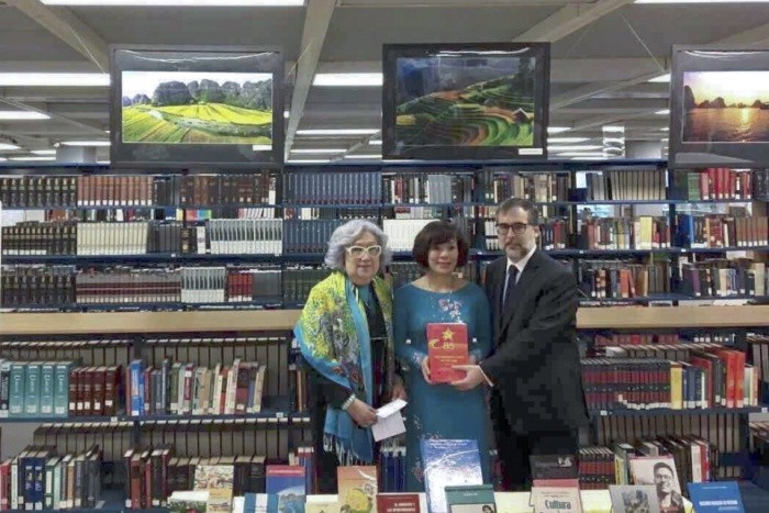 L’Ambassadrice vietnamienne au Mexique, Lê Linh Lan (au centre) fait don de livres à la bibliothèque du Colmex. Photo: baoquocte.vn.