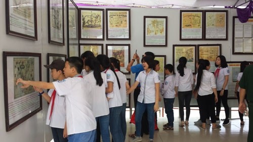 L'exposition attire l'attention de nombreux visiteurs dont notamment les jeunes. Photo: baohoabinh.