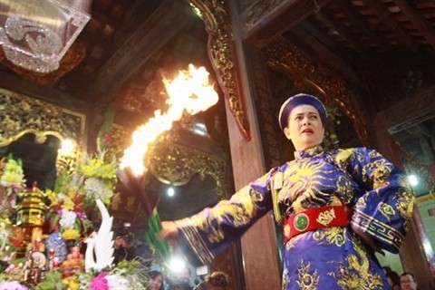 Le "hâu dông" (médiumnité) est un rite du culte de la Déesse-Mère qui s’effectue au rythme du châu van. Photo:VNA.