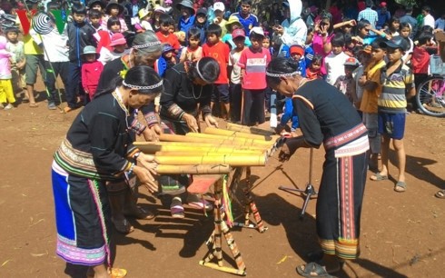 Les Sedang jouent du krongput.