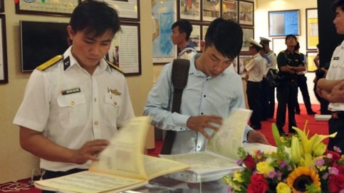 L’exposition «Hoàng Sa, Truong Sa du Vietnam - les preuves historiques et juridiques» dans la 2ème zone navale de la Marine du Vietnam attire de nombreux visiteurs. Photo: VOV.