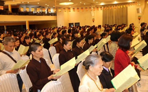 Les fidèles bouddhistes lors de la fête de l’anniversaire du Bouddha célébrée en 2016 en Tchéquie.Photo: VOV.