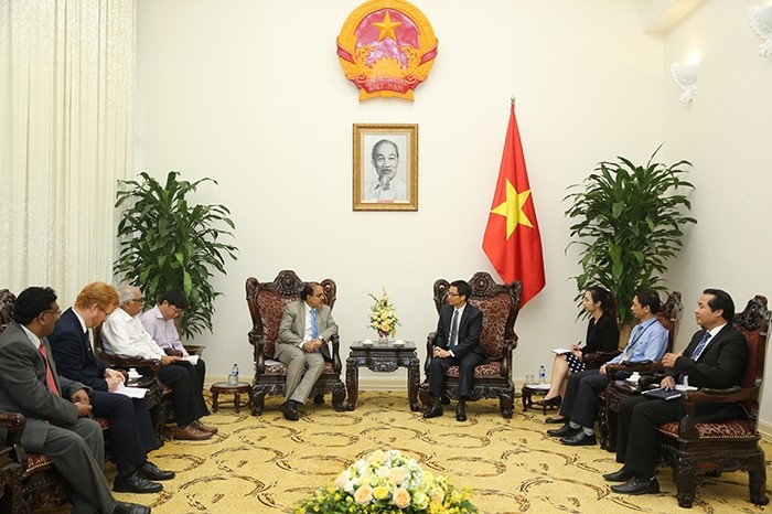 Le Vice-Premier ministre vietnamien, Vu Duc Dam (à droite), rencontre des responsables de l’ONUSIDA. Photo: CPV