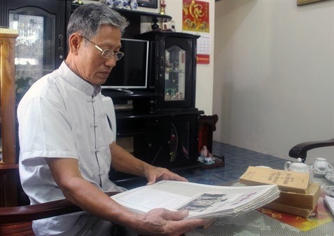 Le vétéran Vu Khac Dài et ses archives collectées sur le Président Hô Chi Minh. Photo: Phan Sáu/VNA/CVN