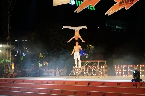 Les frères Quôc Co et Quôc Nghiêp présentent leur célèbre numéro lors de l’ouverture du «Hô Chi Minh City Street Show», le 13 mai.