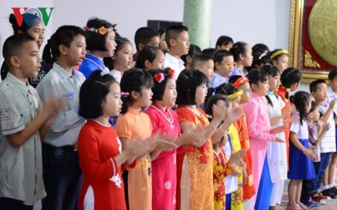 Les enfants vietnamiens nés en Thaïlande interprètent les chansons exaltant le Président Hô Chi Minh. Photo: VOV.