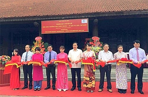 La cérémonie d'ouverture de l'exposition «Tablettes en bois de l’école Phuc Giang - Patrimoine documentaire mondial». Photo: qdnd.vn