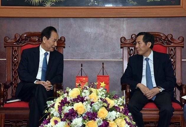 Le rédacteur en chef du journal Nhân Dân, Thuân Huu (à droite), et le président de Xinhua Cai Mingzhao. Photo: NDEL.