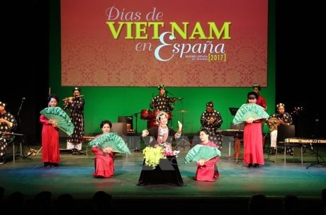Une représentation artistique empreinte d’identité culturelle traditionnelle vietnamiennes lors de la cérémonie d’ouverture. Photo: VNA. 