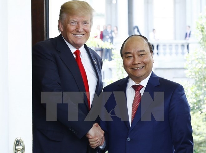 Le PM vietnamien, Nguyên Xuân Phuc (à droite), et le Président américain Donald Trump. Photo: VNA.