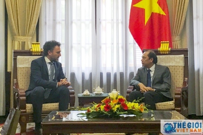 Le vice-ministre vietnamien des Affaires étrangères, Nguyên Quôc Dung (à droite), et l’Ambassadeur croate au Vietnam, Kreso Glavac, le 31 mai, à Hanoi. Photo: baoquocte.vn.