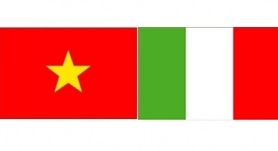 Les drapeaux du Vietnam et de l'Italie. Photo: NDEL.
