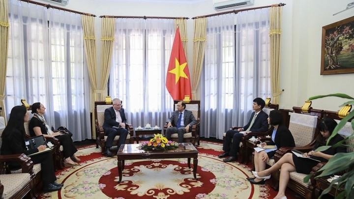 Le vice-ministre des Affaires étrangères Nguyên Quôc Dung reçoit l’ambassadeur d’Australie au Vietnam, Craig Chittick. Photo: Baoquocte