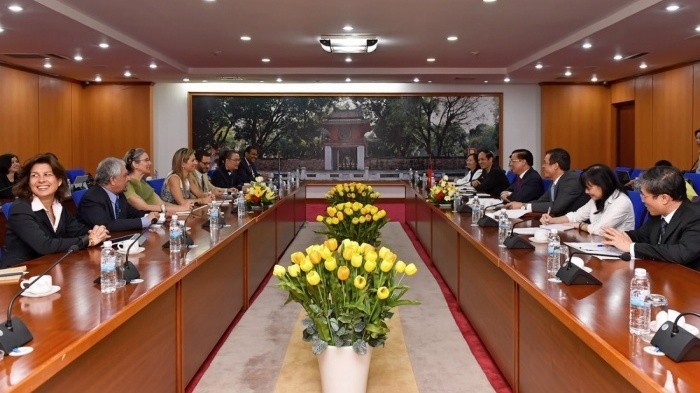 Vue générale de la séance de travail entre le ministre vietnamien des Finances, Dinh Tiên Dung, et la Reine des Pays-Bas, Máxima Zorreguieta Cerruti, envoyée spéciale du Secrétaire général de l'ONU sur la finance inclusive pour le développement, le 1er juin à Hanoi. Photo: tapchitaichinh.vn.