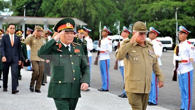 Le ministre vietnamien de la Défense, Ngô Xuân Lich (à gauche), en visite d’amitié officielle à Cuba. Photo: VNA.