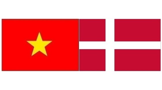 Les drapeaux du Vietnam et du Danemark. Photo: NDEL.