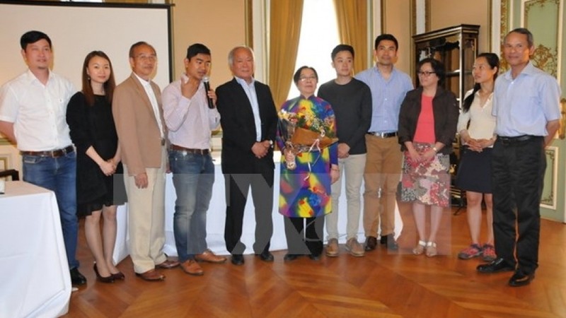 L'Ambassadeur vietnamien en Belgique, Vuong Thua Phong, avec le nouveau Comité d'administration de l'UGVB. Photo: VNA.