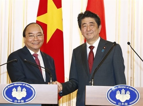 Le PM vietnamien, Nguyên Xuân Phuc (à gauche), et son homologue japonais Shinzo Abe, le 6 juin, à Tokyo. Photo: VNA.  