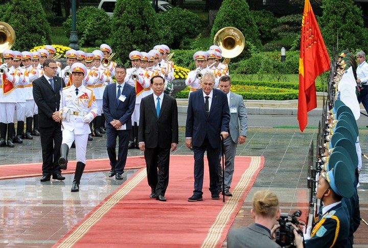 Le Président Trân Dai Quang et le Président de la République tchèque Milos Zeman passent en revue la garde d'honneur. Photo: Trân Hai/NDEL