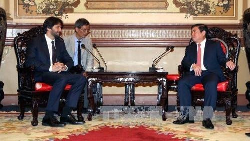 Le président du Comité populaire de Hô Chi Minh-Ville, Nguyên Thành Phong (à droite) et le Vice-Premier ministre et ministre de l’Intérieur de la République slovaque, Robert Kalinak. Photo: VNA.