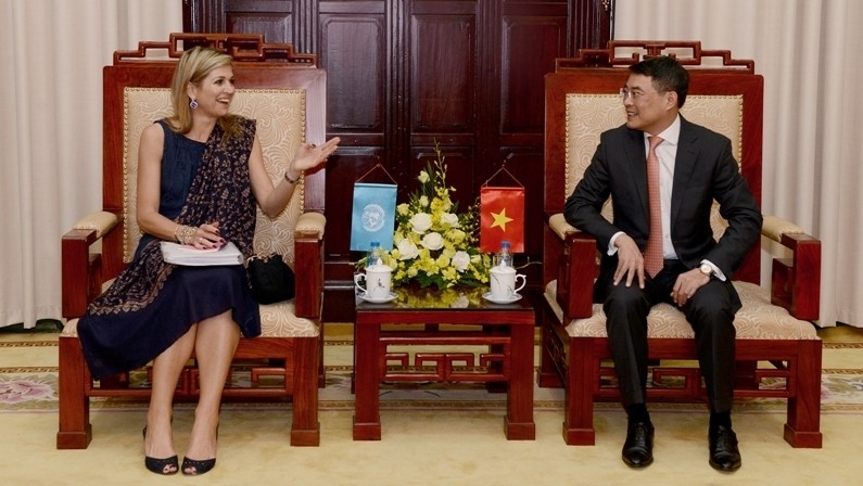 Le gouverneur de la Banque d’État du Vietnam (BEV), Lê Minh Hung (droite) et la reine des Pays-Bas, Máxima Zorreguieta Cerruti, envoyée spéciale du Secrétaire général de l’ONU sur la finance inclusive. Photo: PCV.