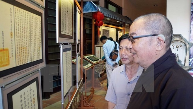 Les visiteurs de l'exposition «Hôi An-Quang Nam: les étapes historiques via les «môc ban» et «châu ban» - patrimoine de la Mémoire du monde». Photo: VNA.