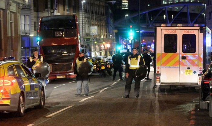 Une attaque terroriste au véhicule bélier et au couteau a fait sept morts, samedi soir, dans le quartier de London Bridge. Photo: Reuters.