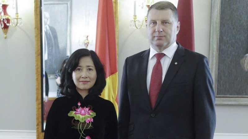 L’Ambassadrice vietnamienne en Suède et en Lettonie, Doàn Thi Phuong Dung (à gauche) présente ses lettres de créance au Président letton, Raimonds Vejonis. Photo: baoquocte.