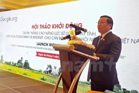 Le président de l'Association des Agriculteurs du Vietnam, Lai Xuân Môn, lors du séminaire sur l'utilisation des ordinateurs et smartphones à Hanoi. Photo: VNA. 