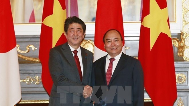 Le Premier ministre vietnamien, Nguyên Xuân Phuc (à droite), et son homologue japonais, Shinzo Abe. Photo: VNA.