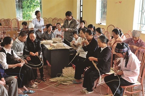 Cours d’apprentissage sur la fabrication d’articles en rotin et bambou dans le village de Phu Vinh, à Hanoï. Photo: VNA. 