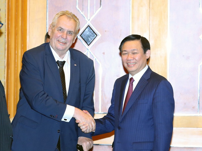 Le Vice-PM vietnamien, Vuong Dinh Huê (à droite), et le Président tchèque Milos Zeman. Photo: VGP.