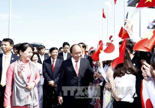 Le PM vietnamien, Nguyên Xuân Phuc, et son épouse sont chaleureusement accueillis à l'aéroport international Haneda de Tokyo. Photo: VNA.