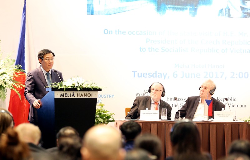 Le Vice-PM vietnamien, Vuong Dinh Huê (au micro), prend la parole lors du Forum d’affaires Vietnam - R. tchèque, le 6 juin à Hanoi. Photo: VGP.
