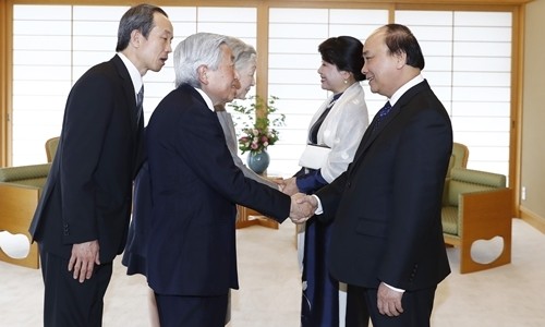 Le Premier ministre du Vietnam, Nguyên Xuân Phuc (à droite), et son épouse rencontrent l’Empereur et l’Impératrice du Japon. Photo: VGP.