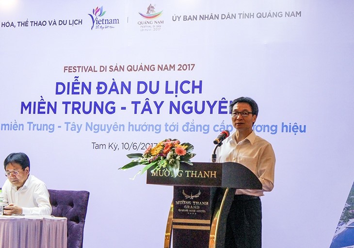 Le Vice-PM vietnamien, Vu Duc Dam (au micro), prend la parole lors du forum. Photo: VOV.