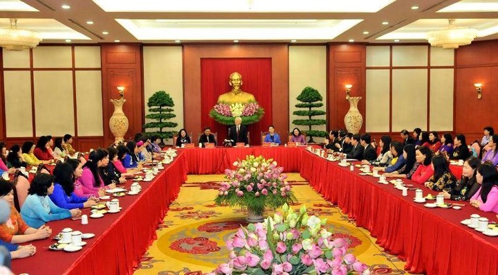 Le Secrétaire général du PCV, Nguyên Phu Trong, a rencontré, jeudi, les femmes députées de l’Assemblée nationale de la XIVème législature. Photo: quochoi.vn.