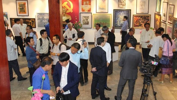 Les visiteurs lors de l'exposition de beaux-arts Vietnam - Laos. Photo: NDEL.