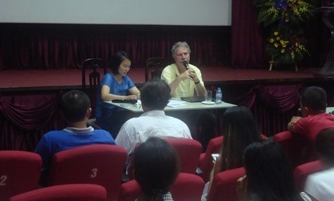 Le réalisateur belge Thierry Michel partage ses expériences dans la réalisation d’un documentaire, lors d’une formation qui a lieu les 12 et 13 juin, à Hanoï. Photo: Quê Anh/CVN.