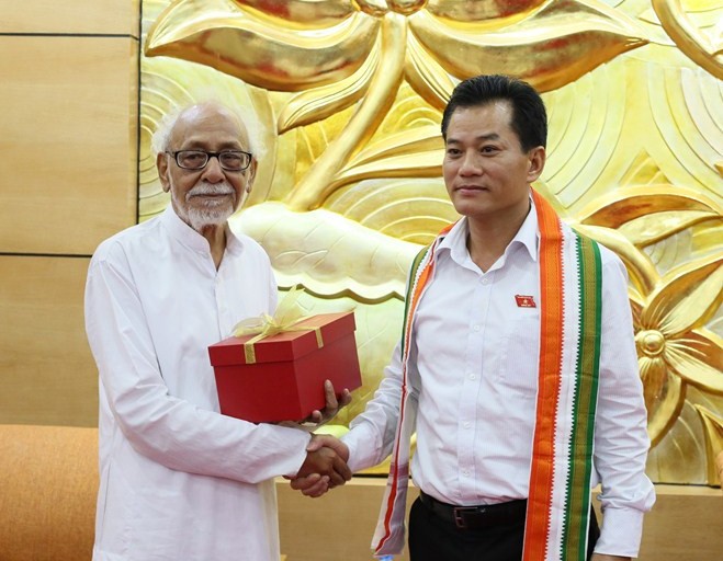 Le vice-président et secrétaire général de l'UOAV, Dôn Tuân Phong (à droite), et le président du Comité de Solidarité entre l’Inde et le Vietnam de l’État du Bengale occidental, Geetesh Sharma. Photo: CPV.