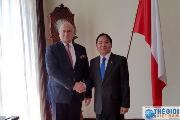 L'Ambassadeur vietnamien en Pologne, Vu Dang Dung (à droite) et le gouverneur de la province de Lodz, Zbigniew Rau. Photo: baoquocte.vn.
